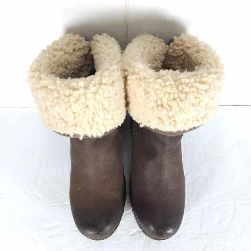 UGG Women's Lynnea US 7 Fold Over Leather Brown Shearling Cuff Clog Boot
